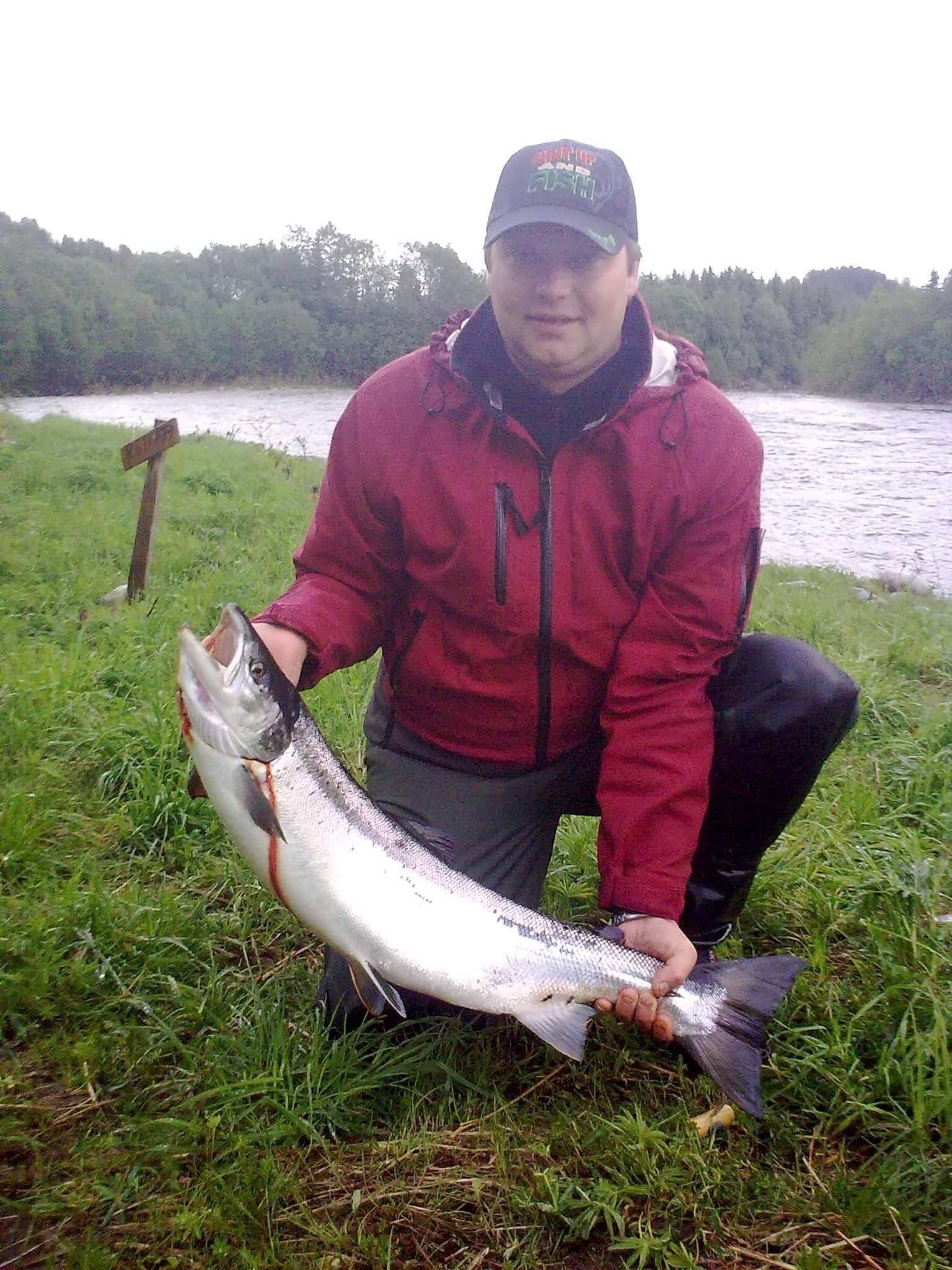Buy fishing license and explore salmon fishing in River Orkla